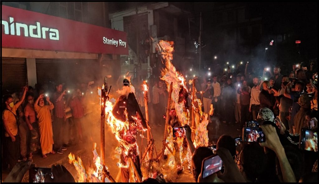 Effigies of CM, Dy. CM and police officials burnt by protestors